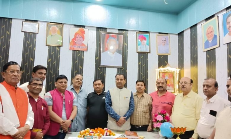 उतर प्रदेश उधोग व्यापार मंडल के पदाधिकारियों ने विधायक हरिओम वर्मा से की मुलाकात