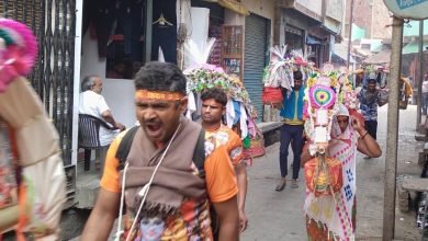 गंगाघाट से लेकर बाजार तक गूंजे रहे बम-बम, कंधे पर कांवड लिए भक्ति में लीन जा रहे कांवड़ियों की टोलियां