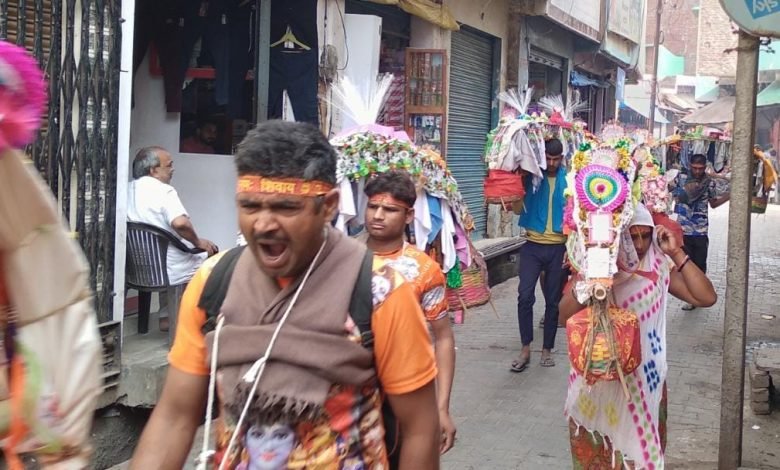 गंगाघाट से लेकर बाजार तक गूंजे रहे बम-बम, कंधे पर कांवड लिए भक्ति में लीन जा रहे कांवड़ियों की टोलियां गंगाघाट से लेकर बाजार तक गूंजे रहे बम-बम, कंधे पर कांवड लिए भक्ति में लीन जा रहे कांवड़ियों की टोलियां