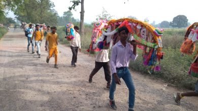 कांवड़ियों के रास्ते में गड्ढों और कंकड़ों की भरमार