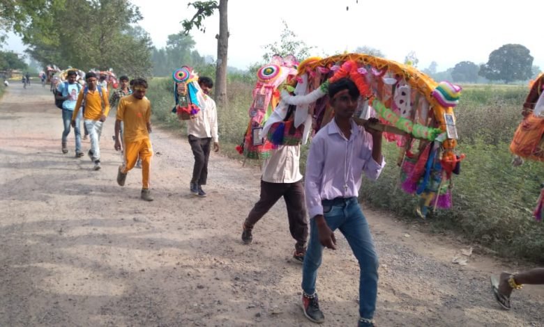 कांवड़ियों के रास्ते में गड्ढों और कंकड़ों की भरमार