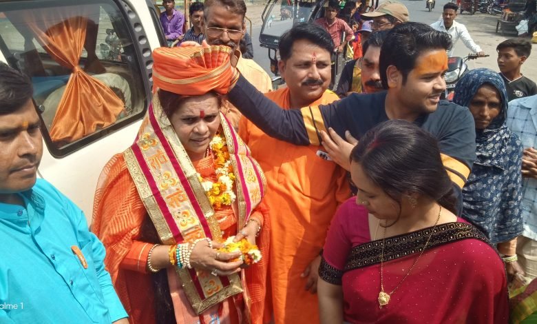 मानपुर नगरिया में साध्वी प्राची का हिन्दू युवा वाहिनी ने ऐसें किया भव्य स्वागत मानपुर नगरिया में साध्वी प्राची का हिन्दू युवा वाहिनी ने ऐसें किया भव्य स्वागत