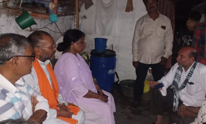 मृतिका के परिजनो से घर जाकर बीजेपी भिलाई जिला अध्यक्ष ब्रजेश बिचपुरिया ने की मुलाकात