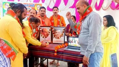 स्थापना दिवस पर फूलों से सजा भाजपा जिला कार्यालय, हुआ ध्वजारोहण