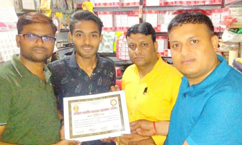 अखिल भारतीय कायस्थ महासभा के नवीन पदाधिकारियों को बांटे मनोनयन पत्र अखिल भारतीय कायस्थ महासभा के नवीन पदाधिकारियों को बांटे मनोनयन पत्र