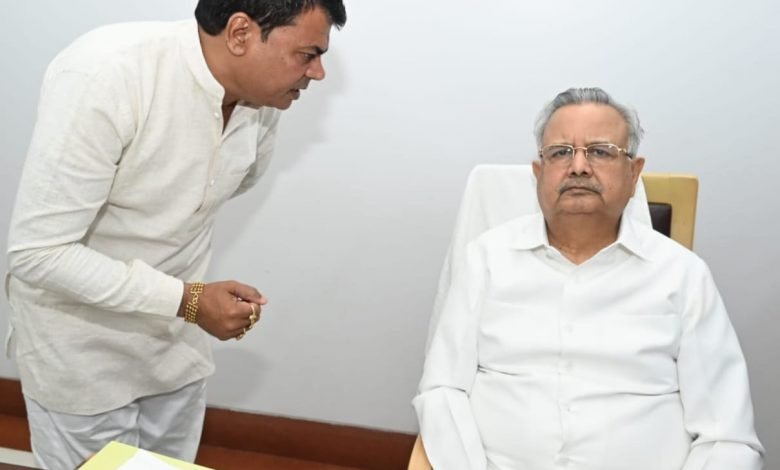 भाजपा पार्षद व उप नेता प्रतिपक्ष दया सिंह ने पूर्व CM रमन सिंह से की मुलाकात भाजपा पार्षद व उप नेता प्रतिपक्ष दया सिंह ने पूर्व CM रमन सिंह से की मुलाकात