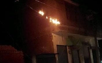 बिजली की लाइन में लगी आग, कई मोहल्लों की आपूर्ति बाधित