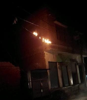 बिजली की लाइन में लगी आग, कई मोहल्लों की आपूर्ति बाधित