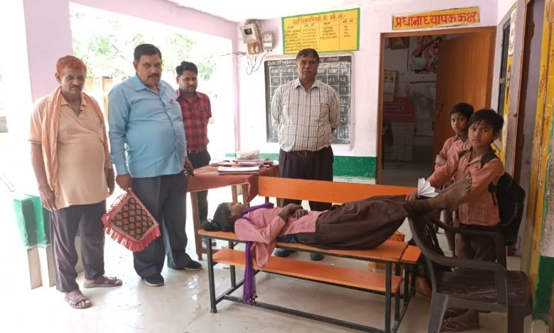 गर्मी से बेहाल बालिका गिरकर हुई बेहोश गर्मी से बेहाल बालिका गिरकर हुई बेहोश