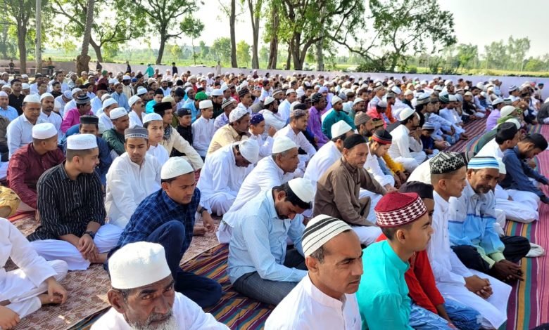 ईद उल फितर की नमाज सकुशल हुई संपन्न नमाज के दौरान ईदगाह पर पुलिस फोर्स रहा तैनात ईद उल फितर की नमाज सकुशल हुई संपन्न नमाज के दौरान ईदगाह पर पुलिस फोर्स रहा तैनात