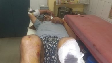 सड़क किनारे टहल रहे युवक को बाइक सवार ने मारी टक्कर