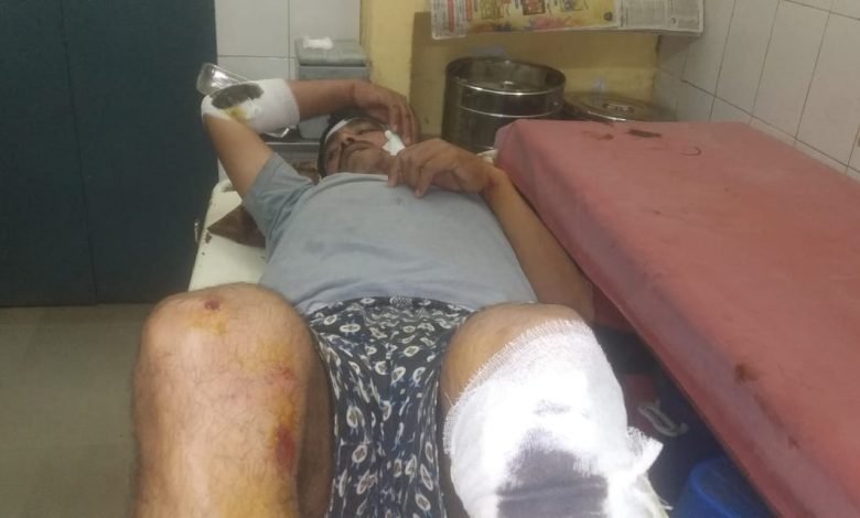 सड़क किनारे टहल रहे युवक को बाइक सवार ने मारी टक्कर