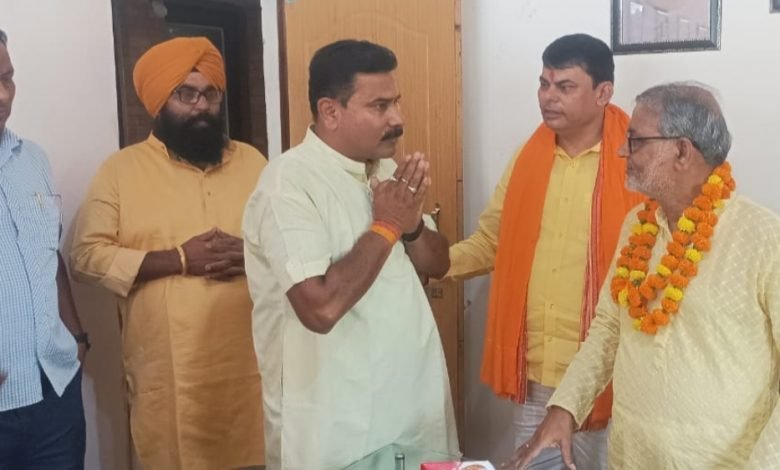 खुर्सीपार भाजयुमो मंडल की टीम ने संगठन के नेताओं से की मुलाकात, जिलाध्यक्ष, मंडल अध्यक्ष से मांगा आशीर्वाद