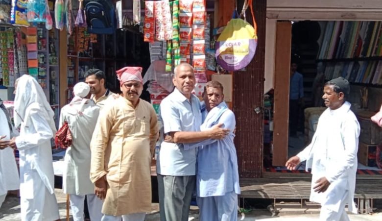 अमन की दुआ को उठे हाथ, ईदगाह-मस्जिदों में नमाज अदा कर गले मिलकर दी मुबारकबाद अमन की दुआ को उठे हाथ, ईदगाह-मस्जिदों में नमाज अदा कर गले मिलकर दी मुबारकबाद