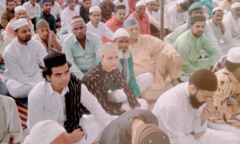 ईद उल फितर का त्योहार बड़े धूमधाम से मनाया, मुस्लिमों द्वारा ईद की नमाज ईद उल फितर का त्योहार बड़े धूमधाम से मनाया, मुस्लिमों द्वारा ईद की नमाज