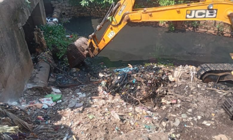 बारिश पूर्व नालों की सफाई के लिए जुटा निगम, विभिन्न संसाधनों के साथ सफाई कार्य जारी बारिश पूर्व नालों की सफाई के लिए जुटा निगम, विभिन्न संसाधनों के साथ सफाई कार्य जारी