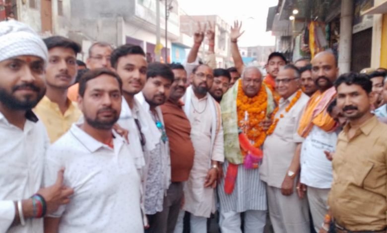 भाजपा प्रत्याशी रामेश्वर दयाल महेरे की जीत पर जश्न मनाया