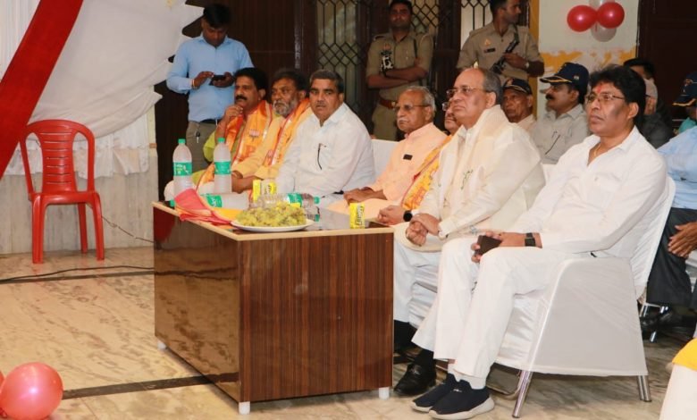 सांसद ने सुना प्रधानमंत्री के मन की बात कार्यक्रम का 100वां लाइव प्रसारण सांसद ने सुना प्रधानमंत्री के मन की बात कार्यक्रम का 100वां लाइव प्रसारण