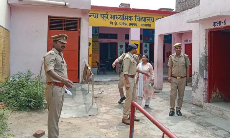 निकाय चुनाव को लेकर सीओ सहावर राजू निषाद ने अमांपुर के मतदान स्थलों का किया निरीक्षण