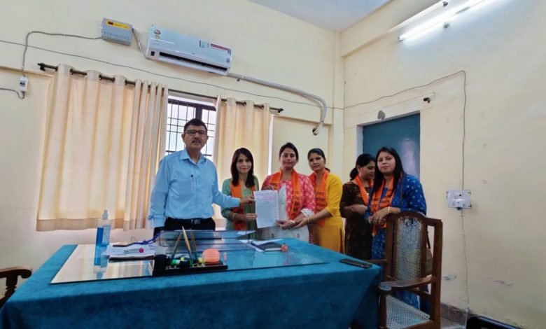 कासगंज: जिला महिला शिक्षक संघ ने राज्यपाल के नाम बीएसए को सौंपा ज्ञापन कासगंज: जिला महिला शिक्षक संघ ने राज्यपाल के नाम बीएसए को सौंपा ज्ञापन