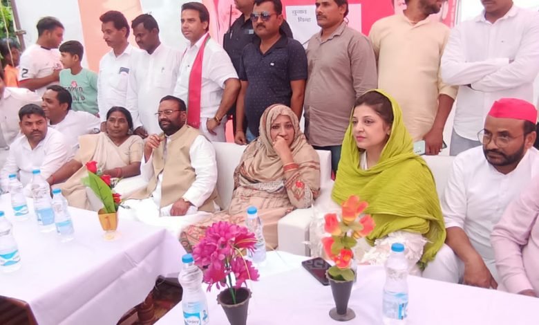 पूर्व मंत्री स्वामी प्रसाद मौर्य ने निकाय चुनाव में जाहिदा सुल्तान के लिए मांगे वोट पूर्व मंत्री स्वामी प्रसाद मौर्य ने निकाय चुनाव में जाहिदा सुल्तान के लिए मांगे वोट