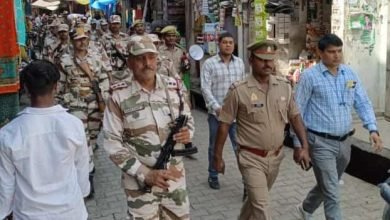 पैरामिलट्री फोर्स व पुलिस बल ने निकाला पैदल मार्च