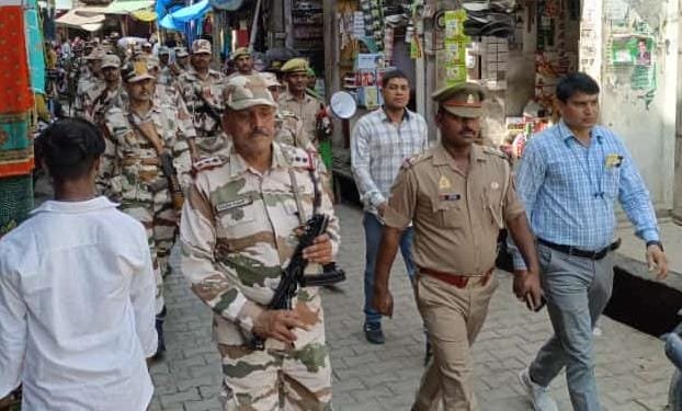 पैरामिलट्री फोर्स व पुलिस बल ने निकाला पैदल मार्च पैरामिलट्री फोर्स व पुलिस बल ने निकाला पैदल मार्च