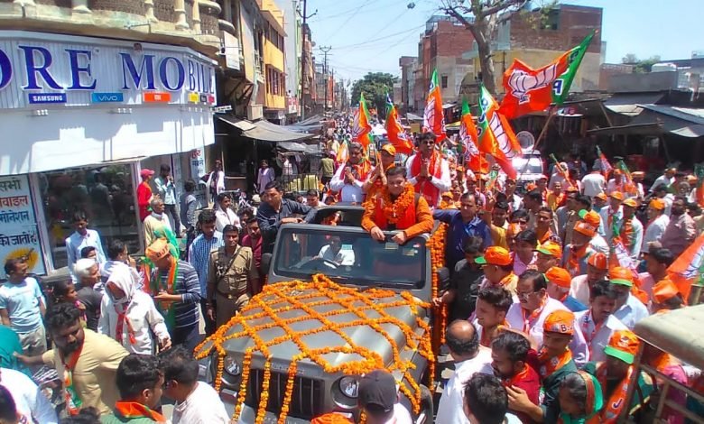 भाजपा ने रोड शो निकाल चेयरमैन प्रत्याशी को मांगे वोट