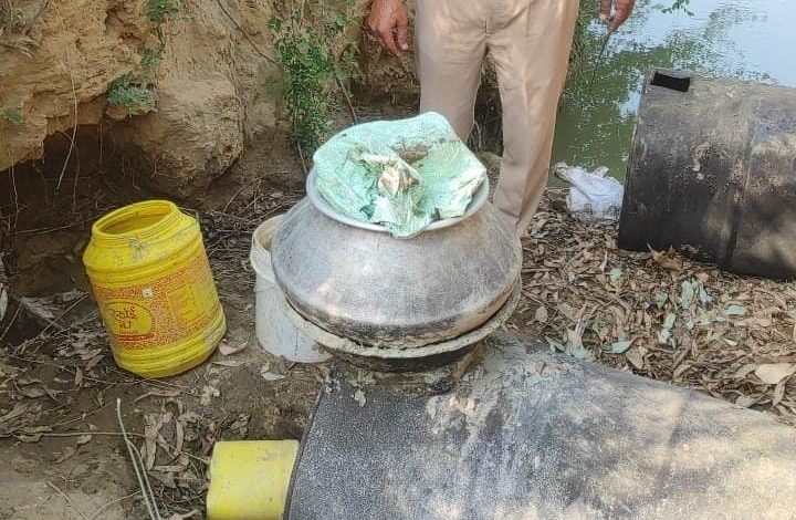 पुलिस ने दो जगहों से कच्ची शराब बरामद