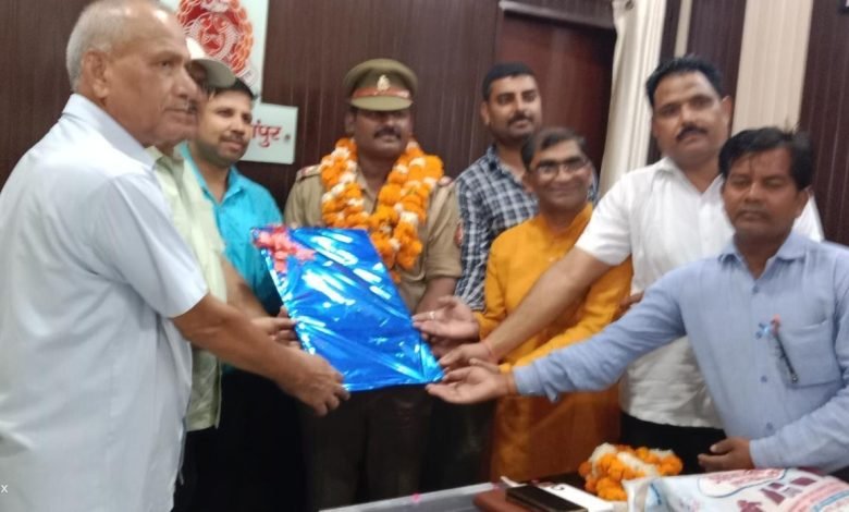 कोतवाली प्रभारी निरीक्षक को स्थानांतरण पर दी विदाई कोतवाली प्रभारी निरीक्षक को स्थानांतरण पर दी विदाई