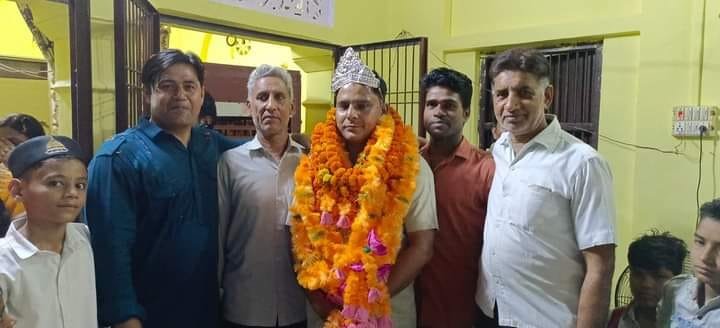 चेयरमैन चांद अली का चांदी का मुकुट पहनाकर किया स्वागत