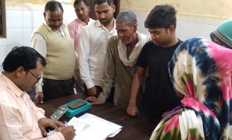 मौसम का बदलता मिजाज, अमांपुर स्वास्थ्य केंद्र पर मरीजों की लग रही भीड़