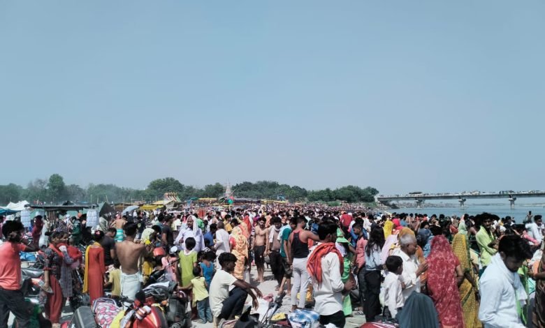 उत्तर प्रदेश: कासगंज दशहरा पर लाखों श्रद्धालुओं ने लगाई गंगा में आस्था की डुबकियां