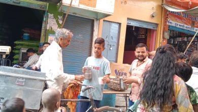 गंगा दशहरा पर्व पर ठंडा शर्बत और हलुआ वितरण किया