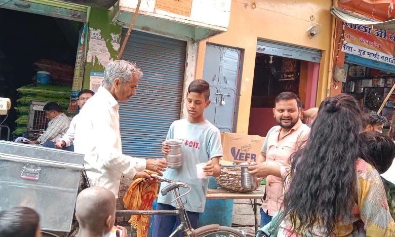 गंगा दशहरा पर्व पर ठंडा शर्बत और हलुआ वितरण किया गंगा दशहरा पर्व पर ठंडा शर्बत और हलुआ वितरण किया