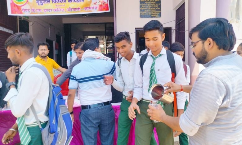 सेंट के एम इंटर कॉलेज में हुआ शरबत वितरण का आयोजन