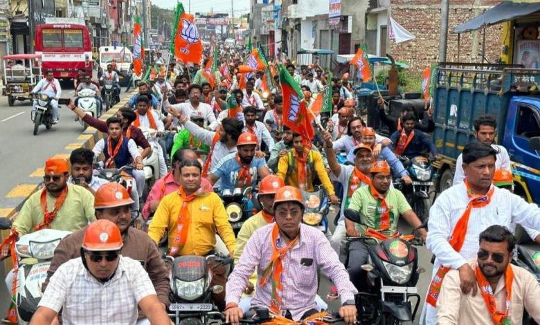 कासगंज: मीना महेश्वरी के समर्थन में विशाल बाइक रैली निकाली कासगंज: मीना महेश्वरी के समर्थन में विशाल बाइक रैली निकाली