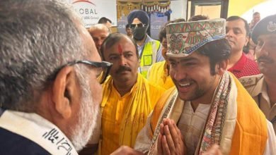 बागेश्वर महाराज धीरेंद्र शास्त्री का पटना हवाई अड्डे पर भव्य.स्वागत