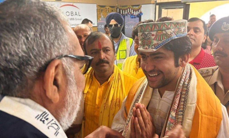 बागेश्वर महाराज धीरेंद्र शास्त्री का पटना हवाई अड्डे पर भव्य.स्वागत