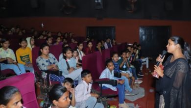 आर एस एस कार्यकर्ताओं ने कासगंज में निशुल्क दिखाई केरला स्टोरी