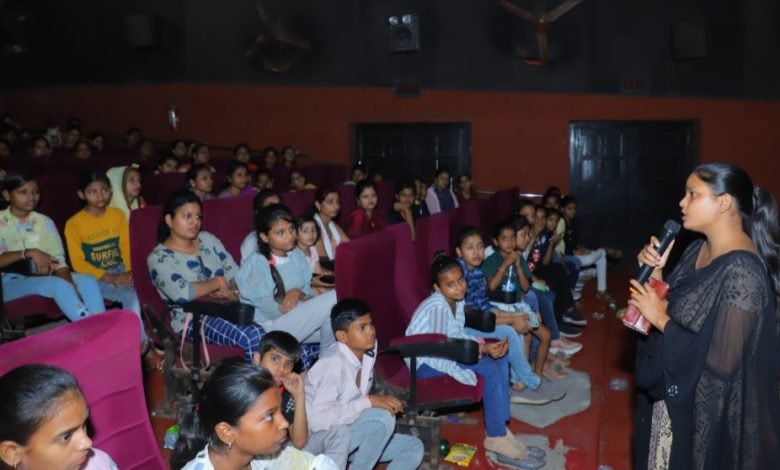 आर एस एस कार्यकर्ताओं ने कासगंज में निशुल्क दिखाई केरला स्टोरी