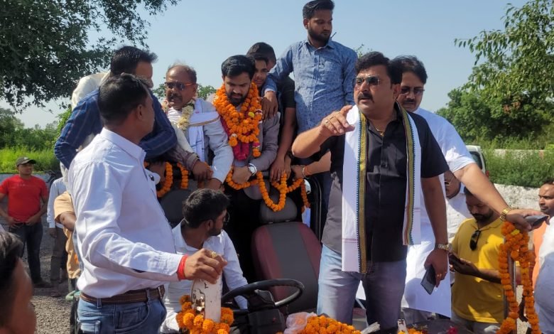 आईएएस परीक्षा पास कर पटियाली पहुंचे डा. दिग्विजय का हुआ अभिनंदन आईएएस परीक्षा पास कर पटियाली पहुंचे डा. दिग्विजय का हुआ अभिनंदन