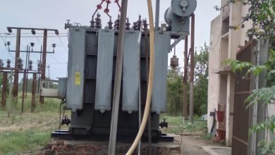 विधुत उपकेन्द्र पर बड़े ट्रांसफार्मर की मरम्मत होने से ठप रही पूरे दिन आपूर्ति