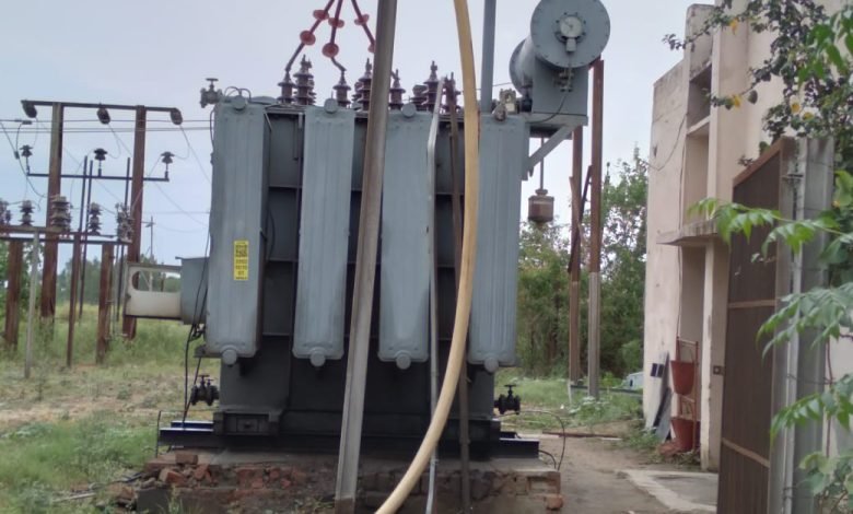 विधुत उपकेन्द्र पर बड़े ट्रांसफार्मर की मरम्मत होने से ठप रही पूरे दिन आपूर्ति विधुत उपकेन्द्र पर बड़े ट्रांसफार्मर की मरम्मत होने से ठप रही पूरे दिन आपूर्ति