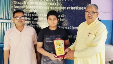 शील्ड देकर मेधावी छात्र को किया सम्मानित