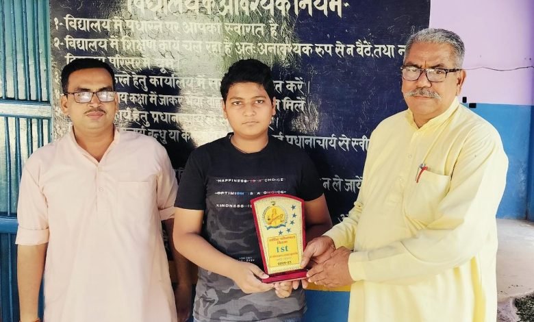 शील्ड देकर मेधावी छात्र को किया सम्मानित शील्ड देकर मेधावी छात्र को किया सम्मानित