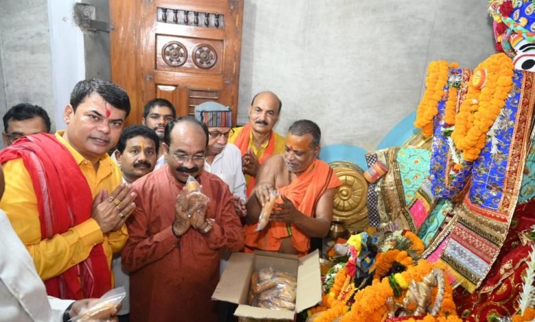 भिलाई सेक्टर 4 जगन्नाथ मंदिर में भाजपा प्रदेश अध्यक्ष अरुण साव ने आशीर्वाद लेकर महाप्रसाद का किया वितरण भिलाई सेक्टर 4 जगन्नाथ मंदिर में भाजपा प्रदेश अध्यक्ष अरुण साव ने आशीर्वाद लेकर महाप्रसाद का किया वितरण