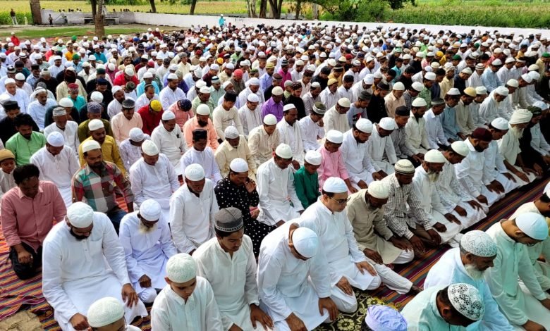 कासगंज: पटियाली में दो ईदगाह पर ईद उल अजहा की नमाज कराई अदा कासगंज: पटियाली में दो ईदगाह पर ईद उल अजहा की नमाज कराई अदा