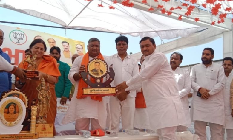 केन्द्रीय मंत्री मीनाक्षी लेखी ने अमांपुर में जनसभा को संबोधित कर, नरेन्द्र मोदी के 9 साल की उपलब्धियां को बताया।