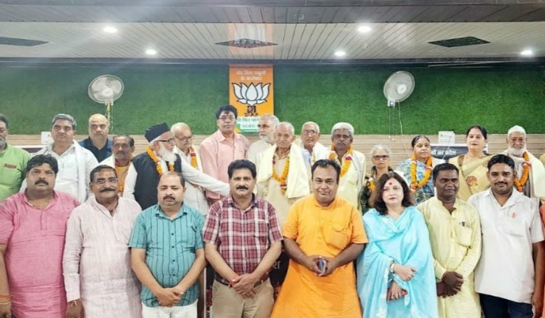 भाजपा ने लोकतंत्र सैनानियों को किया सम्मानित भाजपा ने लोकतंत्र सैनानियों को किया सम्मानित